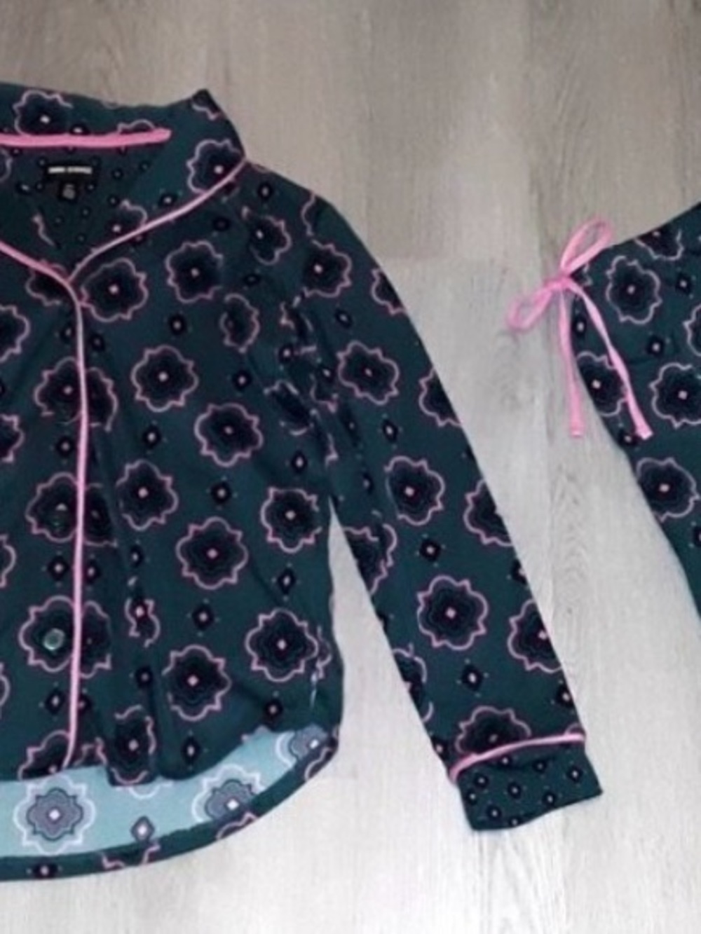 Room Service Shawl Collar Green and Pink Geometric Print Pajamas Set Size Small - Picture 2 of 6